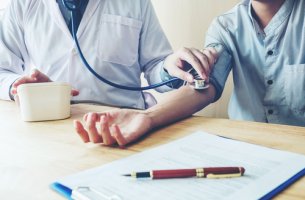 Paciente con hipertensión de bata blanca con su médico