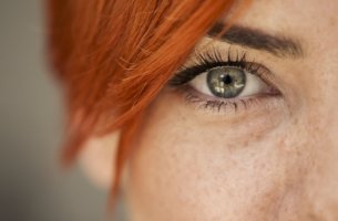 mirada femenina que intenta leer las emociones