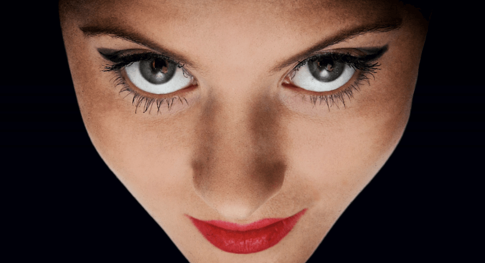 mirada femenina manteniendo el contacto visual