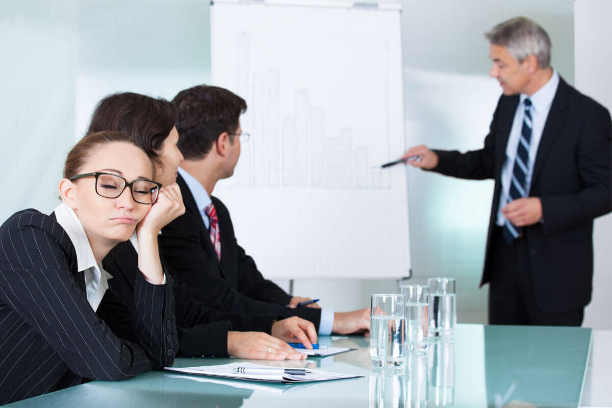 Mujer aburrida en el trabajo