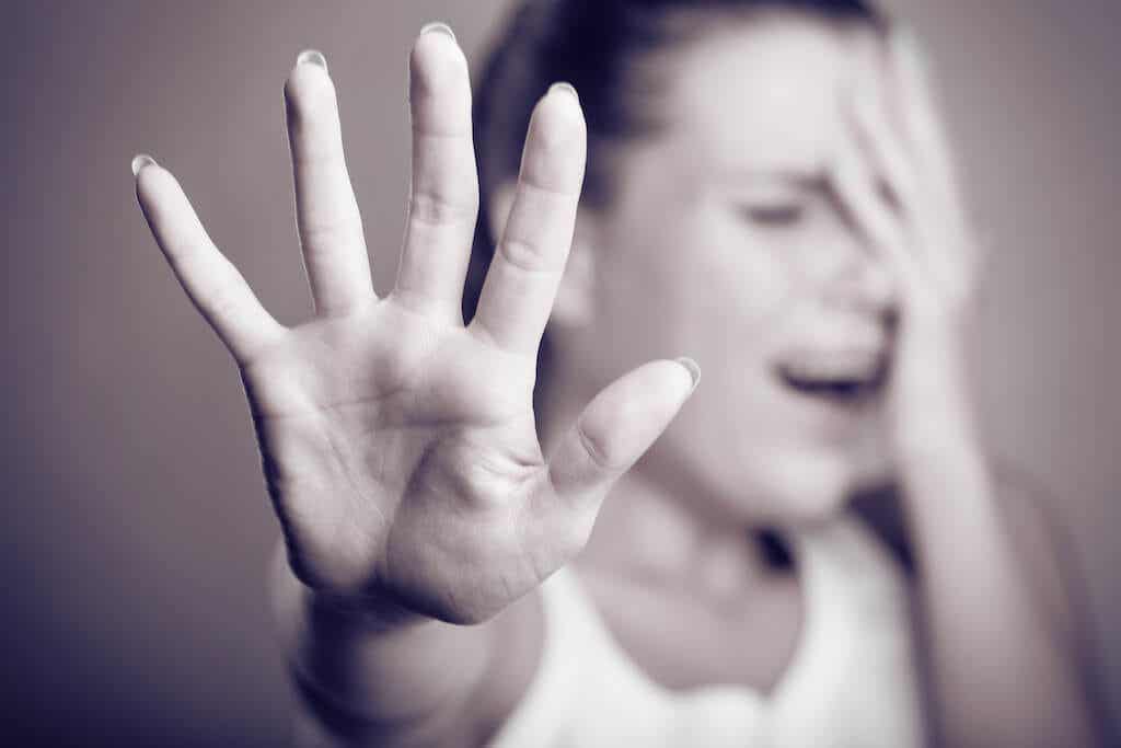 Mujer asustada con trastorno bipolar