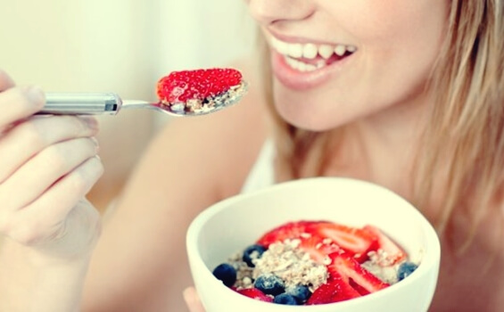 mujer que cuida su alimentación y aprende a usar los 5 sentidos para vencer el estrés