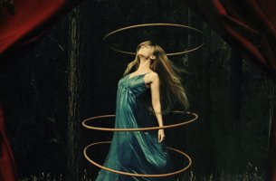 mujer rodeada de aros representando el espacio personal
