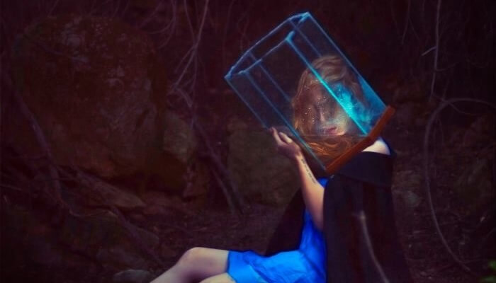 mujer con cubo en la cabeza representando la opresión de la falta de espacio personal