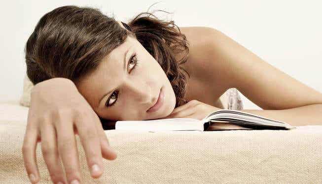 Mujer con déficit de atención mientras lee