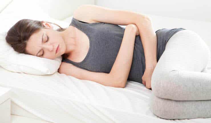 Mujer con dolor de barriga simbolizando la relación entre el estrés y el síndrome de colon irritable