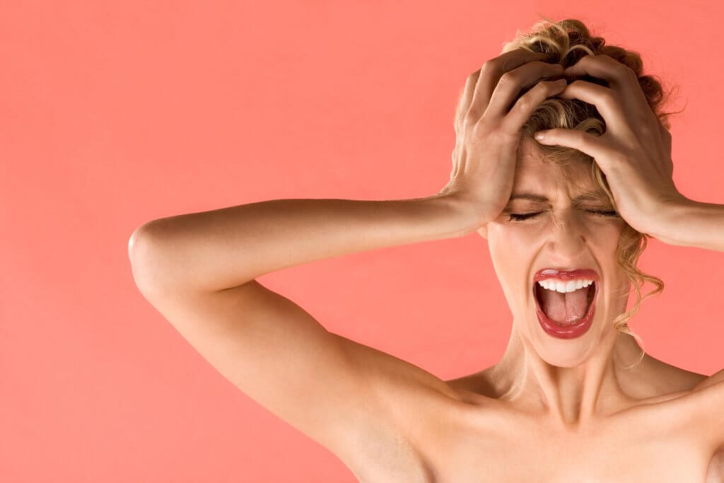 Mujer con dolor de cabeza