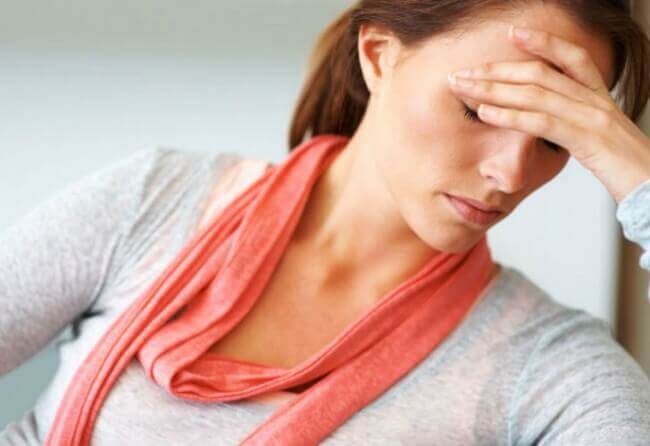 Mujer con dolor de cabeza que sufre cansancio crónico