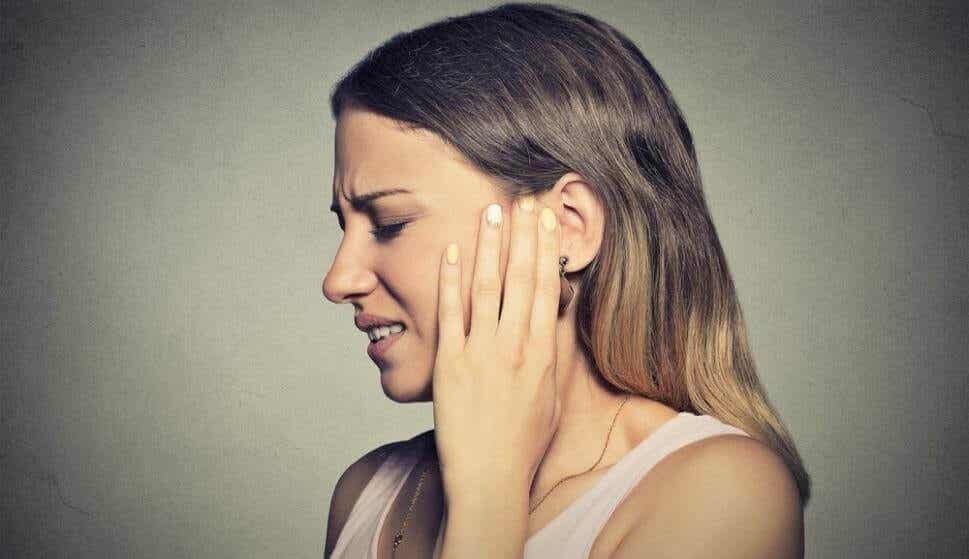 Mujer con dolor en el oído por misofonía