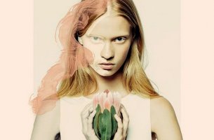mujer con flores representando los derechos que practican las personas asertivas