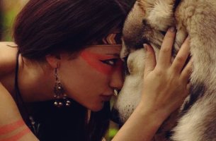 mujer con lobo trabajando su fuerza de la voluntad