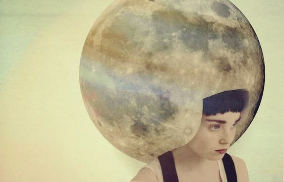 chica con cabeza de Luna pensando en los beneficios del autocontrol