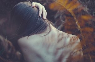 mujer de espaldas que sufre problemas emocionales
