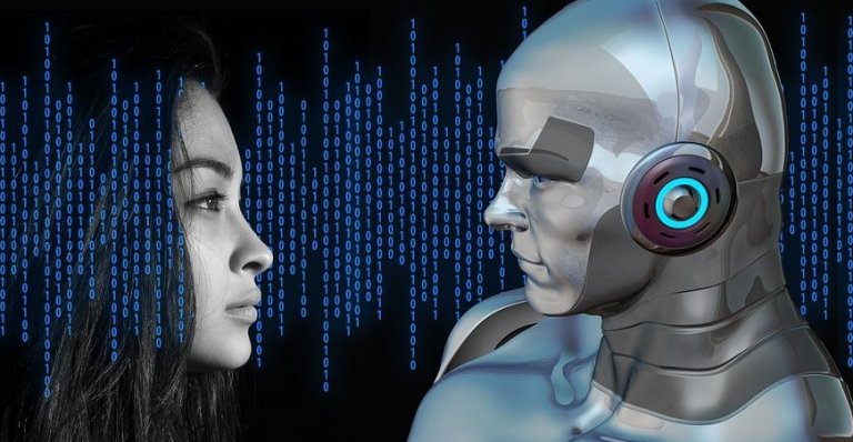 Mujer delante de un robot