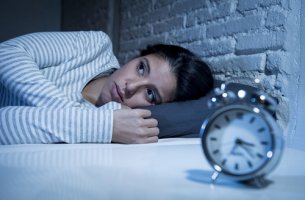 Mujer con trastorno del ritmo circadiano despierta por la noche