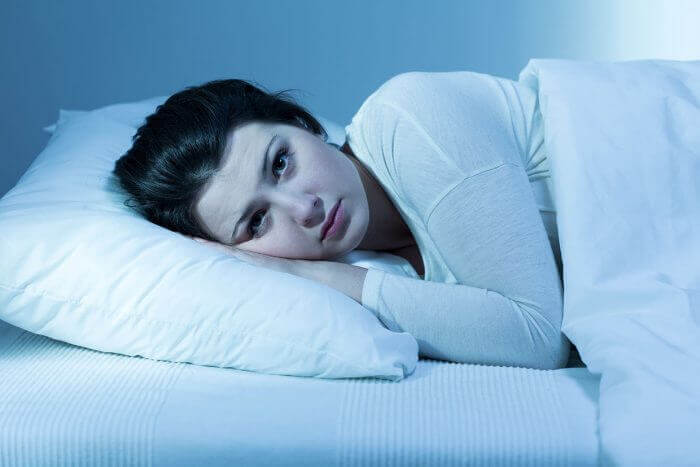 Mujer despierta en la cama