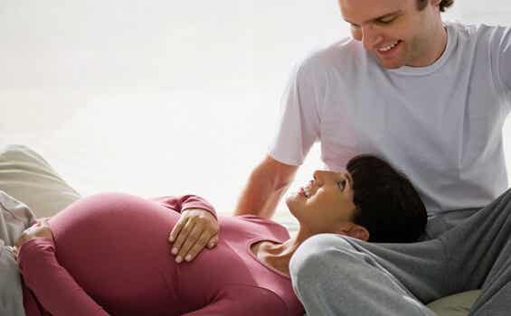 mamá embarazada con pareja representando la psicología perinatal