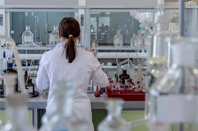 Mujer en un laboratorio científico