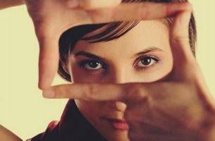 mujer encuadrando con sus manos la mirada para favorecer el contacto visual