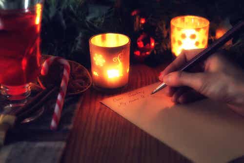 Mujer escribiendo su lista de deseos haciendo un ritual