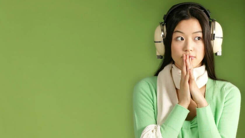 Mujer escuchando música