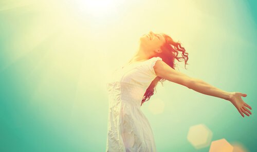 Femme heureuse exprimant des émotions joyeuses