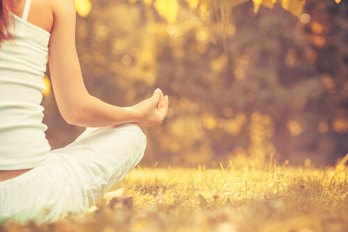 Mujer haciendo mindfulness en el campo