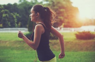 Mujer corriendo para representar la adicción al running