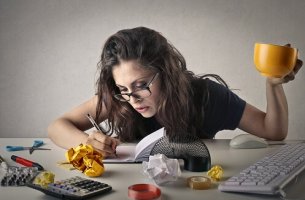 Mujer haciendo varias tareas como ejemplo de un adulto con déficit de atención