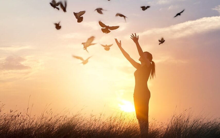 mujer lanzando palomas representando las reglas de la vida