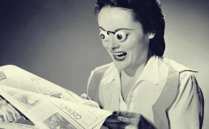Mujer con ojo sorprendidos leyendo fake news