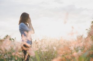 Mujer llorando por ser víctima del Breadcrumbing