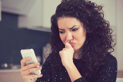 woman looking at cell-phone, breadcrumbing her boyfriend.