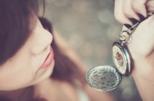 Mujer mirando un reloj pensando en cómo sobrevivir a una rutina exigente