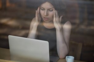 Mujer mirando su ordenador