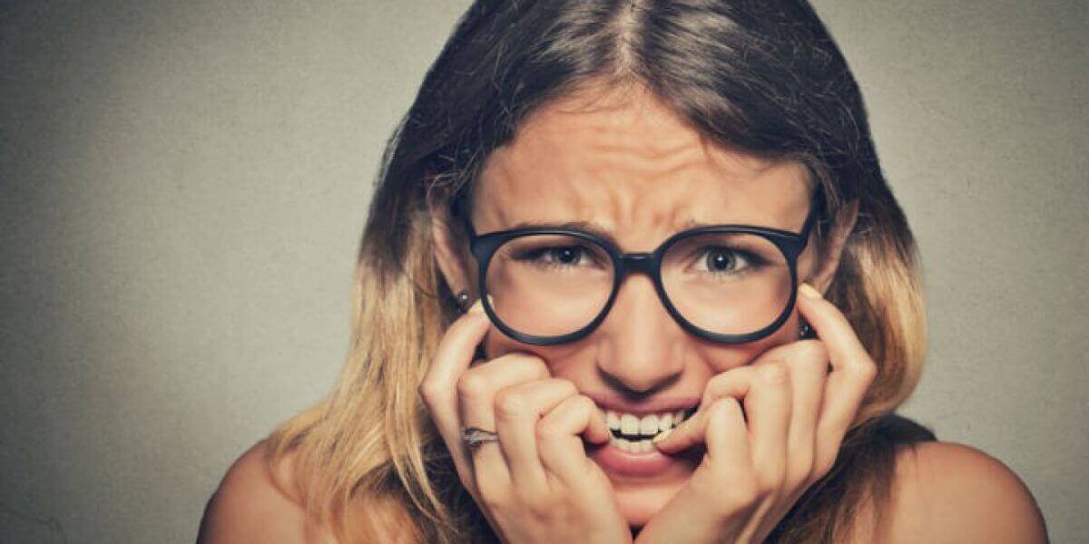 Mujer mordiéndose las uñas