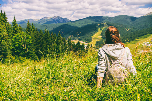 Mujer observando la naturaleza