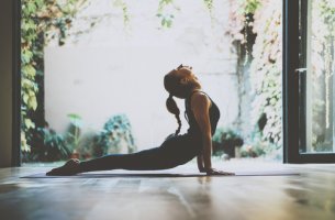 Mujer practicando yoga para estimular el nervio vago