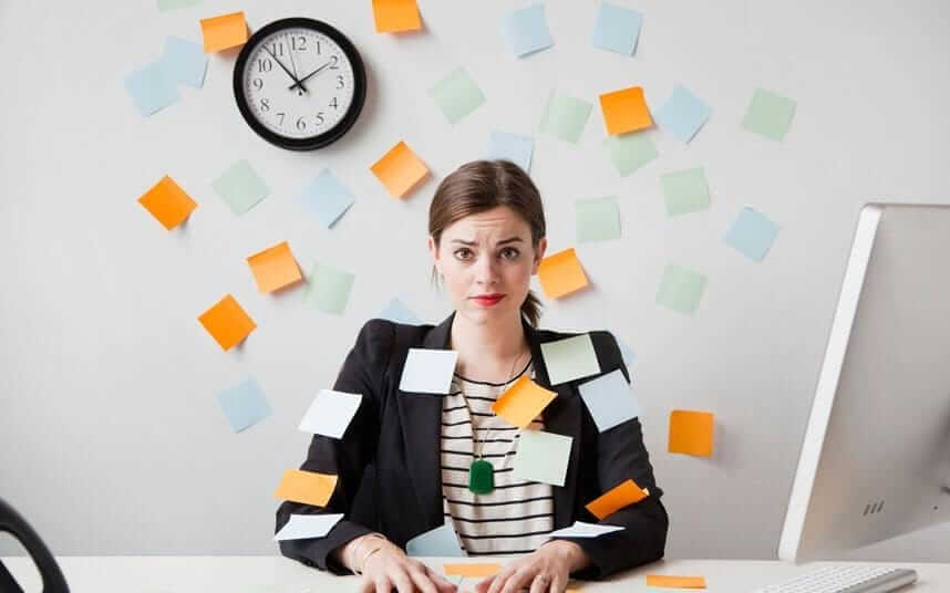Mujer estresada por el trabajo