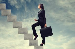 Mujer subiendo unas escaleras para representar el desarrollo de la vida laboral