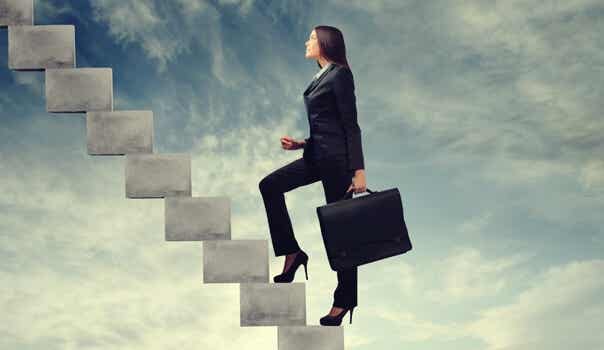 mujer subiendo escaleras luchando por tener éxito en el trabajo
