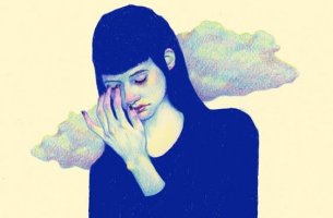 mujer triste pensando en la formación de nuestra autoestima