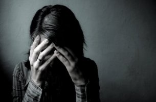 Mujer triste por trastorno de personalidad masoquista