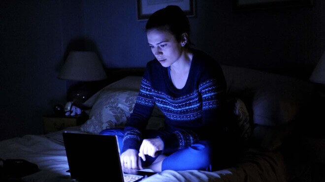 Mujer viendo el ordenador