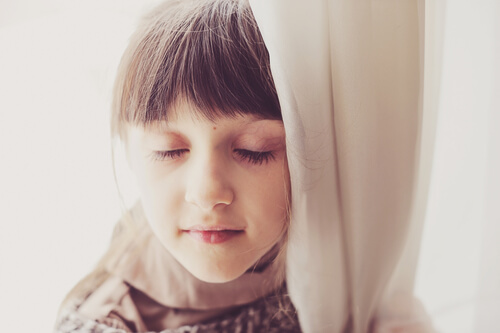 Niña con los ojos cerrados