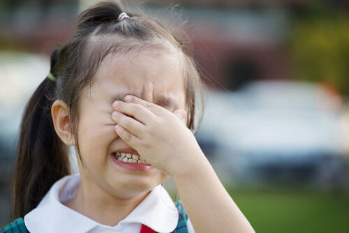 Niña llorando por ansiedad escolar