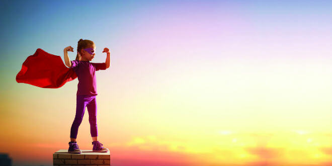 Nina vestida de superheroína pensando en sus propósitos