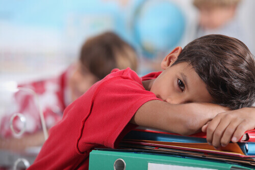 Niño aburrido en clase