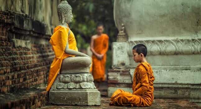 Niño ante Buda