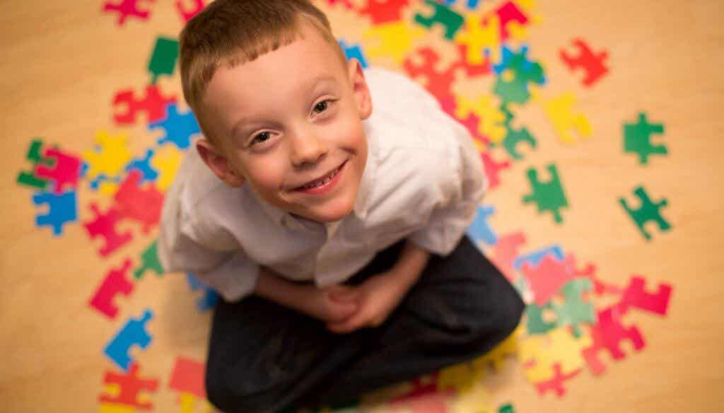 Niño con autismo sonriendo